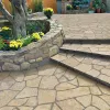 Ambientebild Gartenweg an Mauersteinen - verarbeitet mit Natursteinmörtel mit Trass von SAKRET