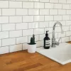 Ambientebild weiße Fliesen hinter Küchenspüle - verarbeitet mit Haftgrund schnell von SAKRET