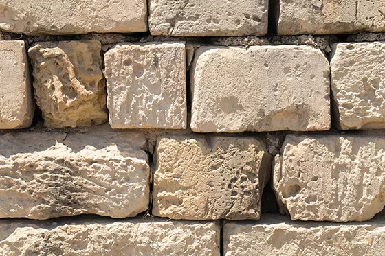 Abbildung einer Natursteinmauer aus Kalkstein